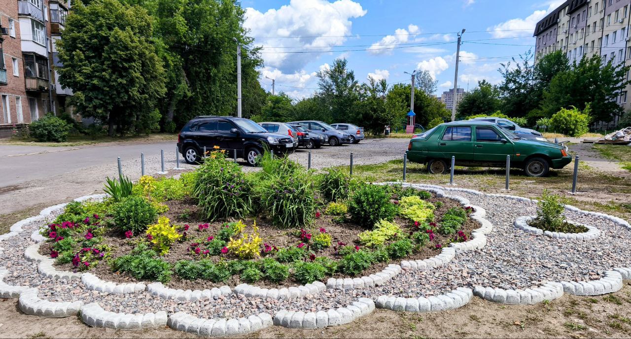 У Холодногірському районі Харкова продовжується сезонний благоустрій